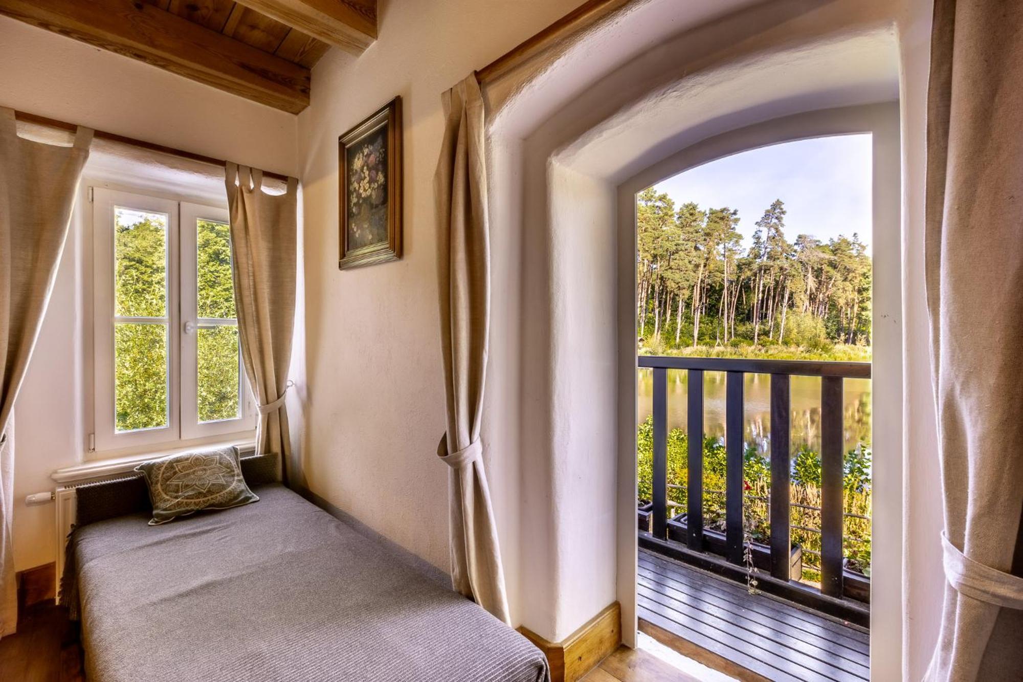 Gosciniec Pod Zajacem Bed & Breakfast Olesnica  Exterior photo