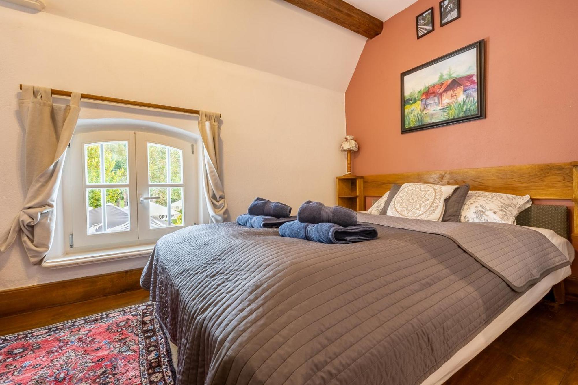 Gosciniec Pod Zajacem Bed & Breakfast Olesnica  Exterior photo